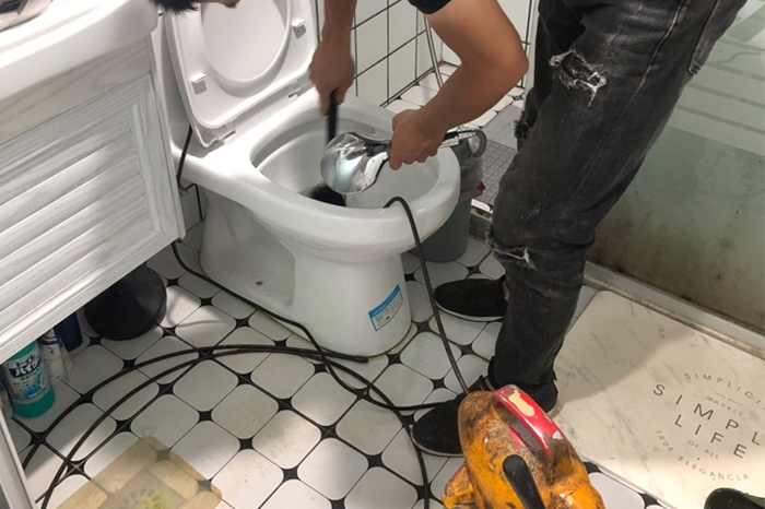 高石碑镇疏通下水道