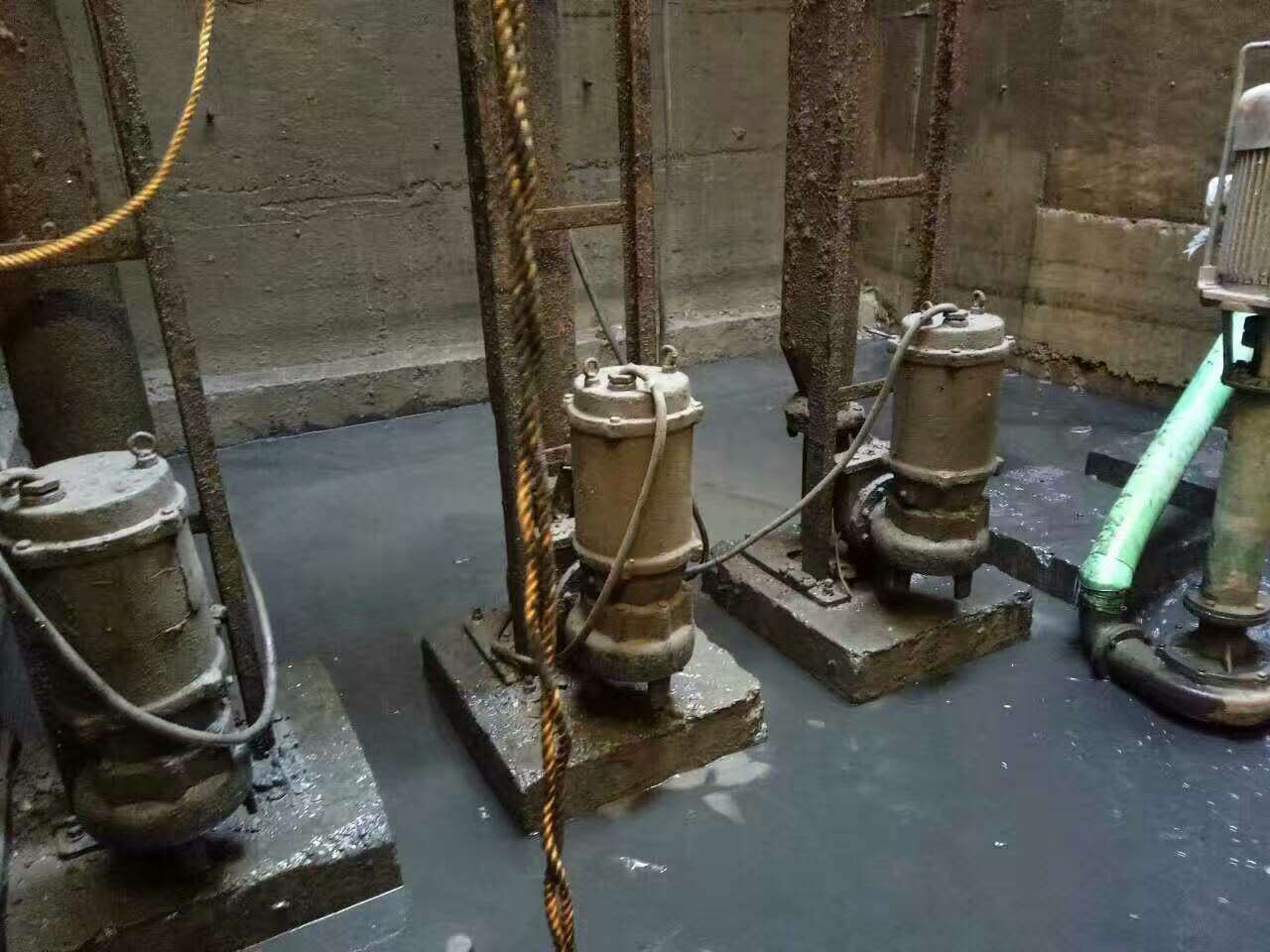 高石碑镇污水池清理