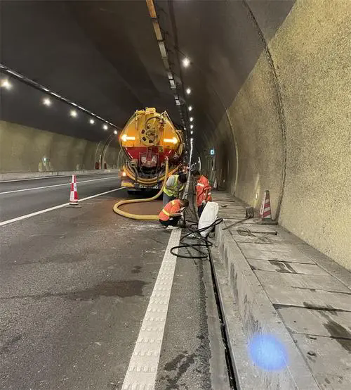 高石碑镇隧道排水渠清淤